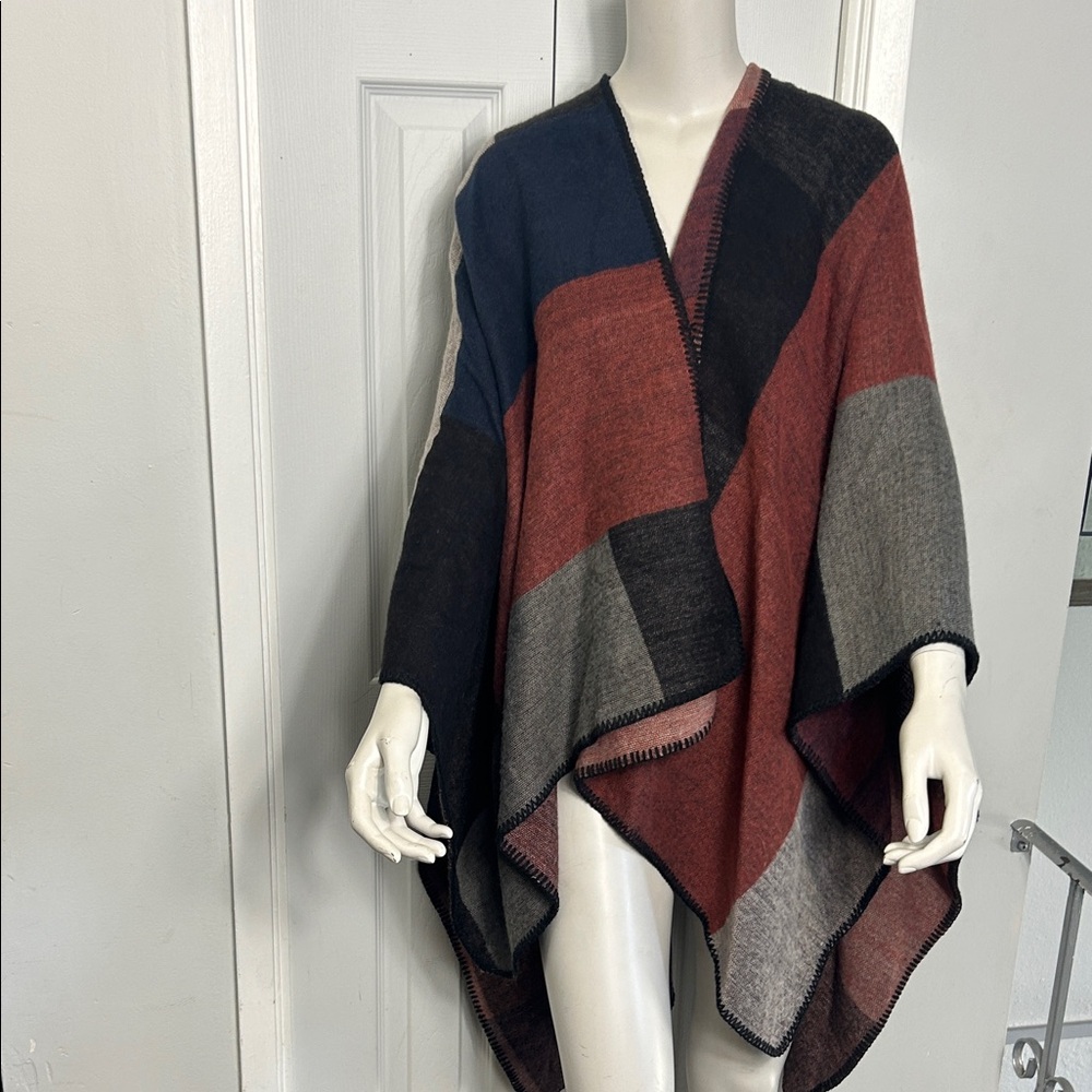 {BNWT} Stylish Super Soft Plaid Shawl Poncho.